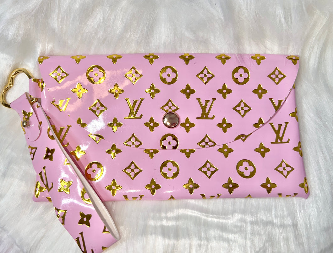 Wristlet pouch