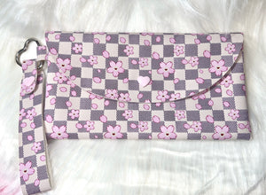 Wristlet pouch