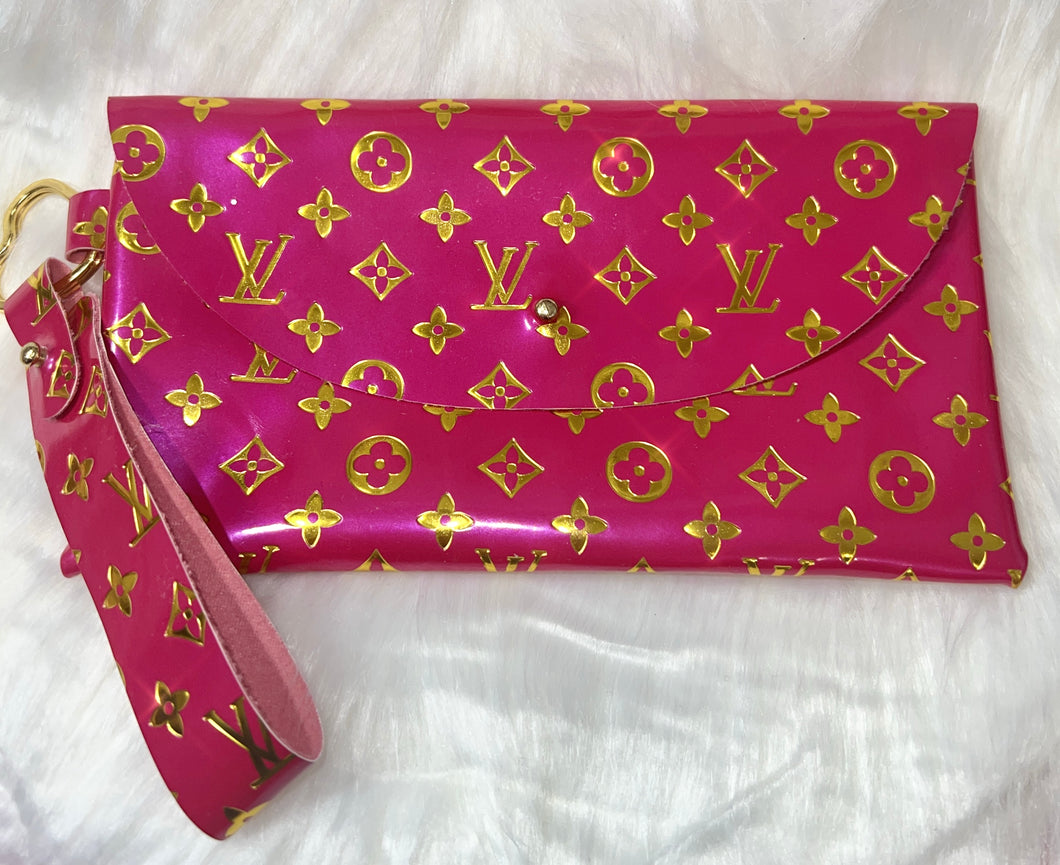 Wristlet pouch
